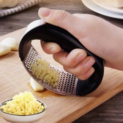 ARC-SHAPED GARLIC PRESS