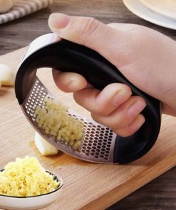 ARC-SHAPED GARLIC PRESS
